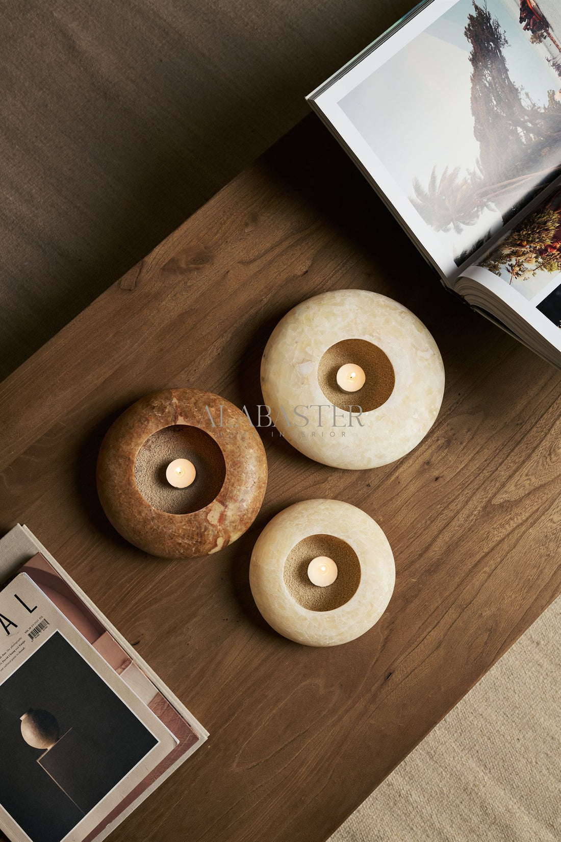 Albast waxinelichthouder frisbee/pebble gestyled in een interieur