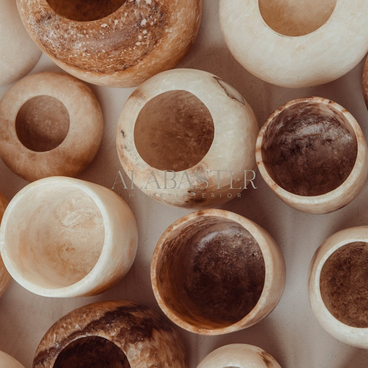 Cilinder-vormige alabaster waxinelichthouder met sfeervol licht.