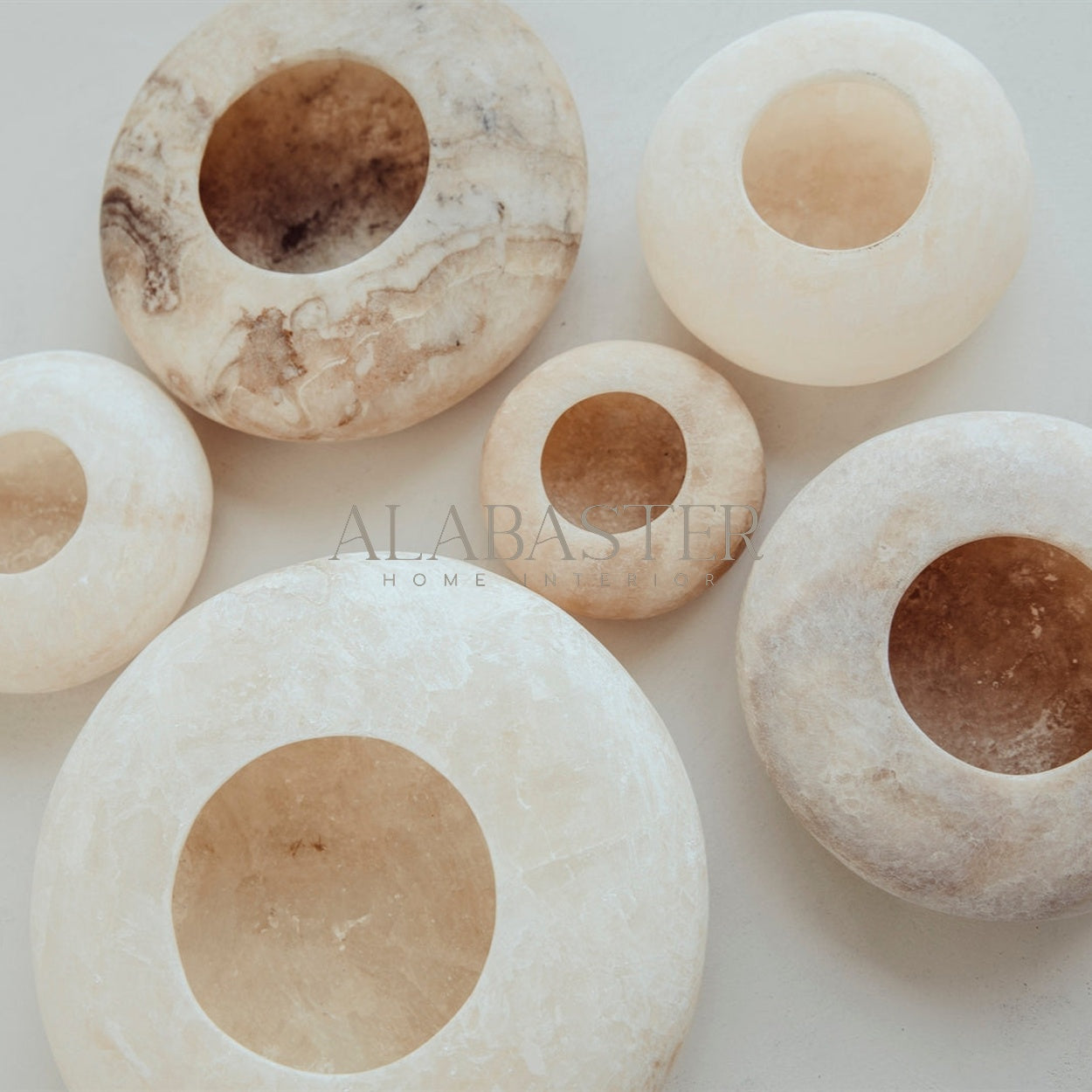 Alabaster waxinelichthouder Frisbee in wit-bruine tinten, handgemaakt sfeervol woonaccessoire