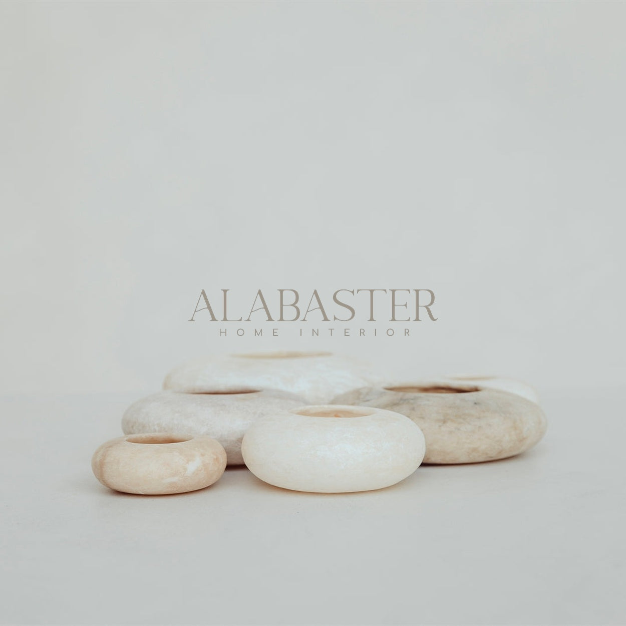 Alabaster waxinelichthouder Frisbee in wit-bruine tinten, handgemaakt sfeervol woonaccessoire